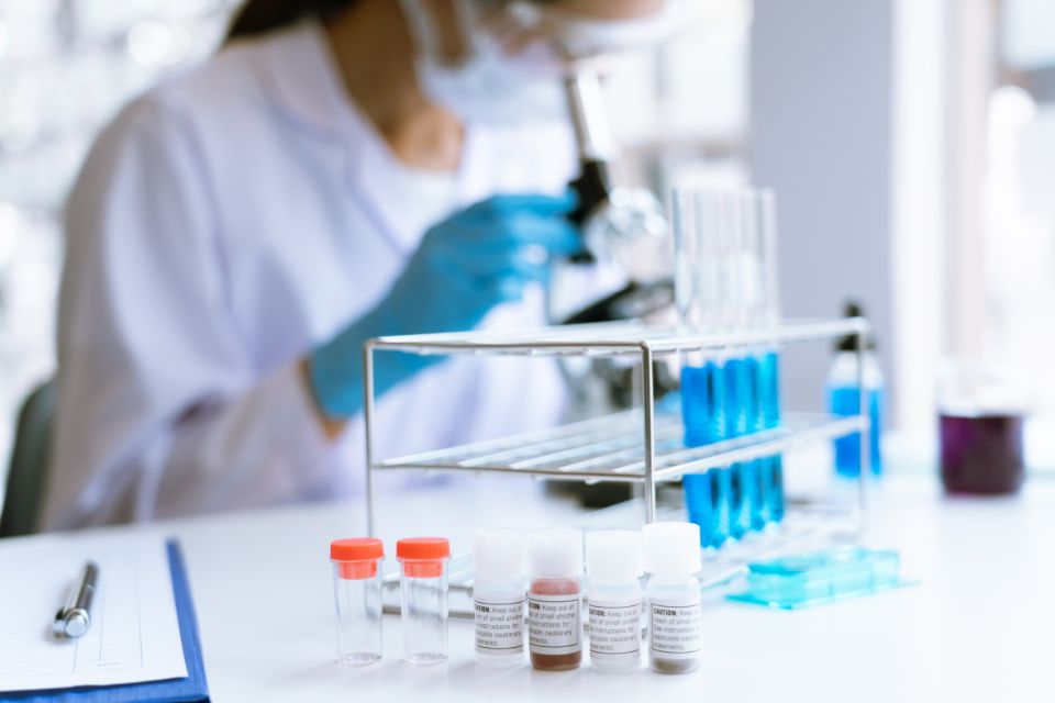 Transport pharmaceutique : comment garantir sécurité, conformité et réactivité pour les laboratoires en France ?