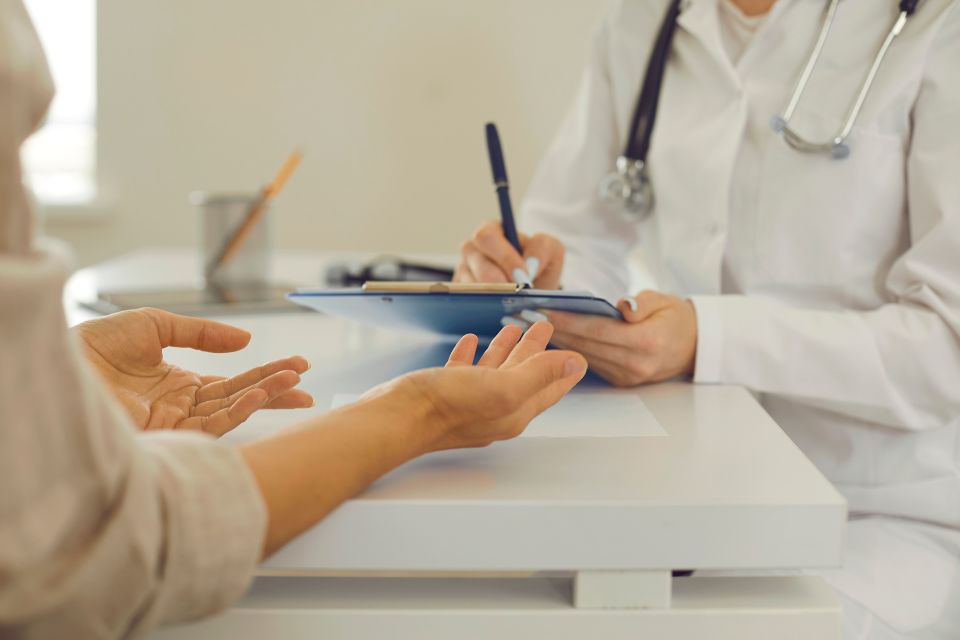 Arrêts maladie abusifs : pourquoi faire appel à un détective privé ?