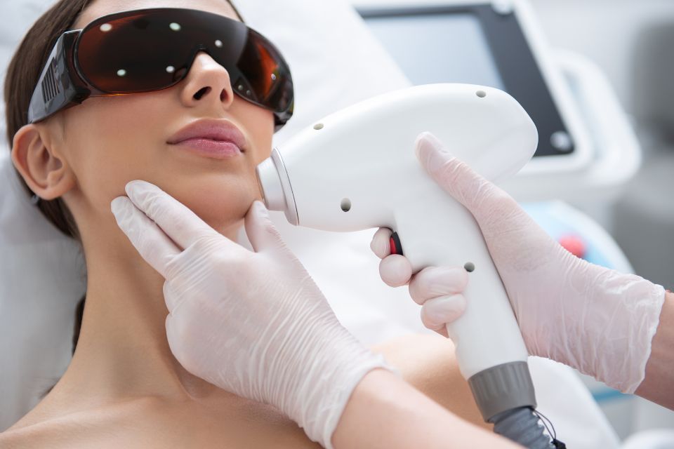 Épilation laser ou lumière pulsée : quelles différences ?